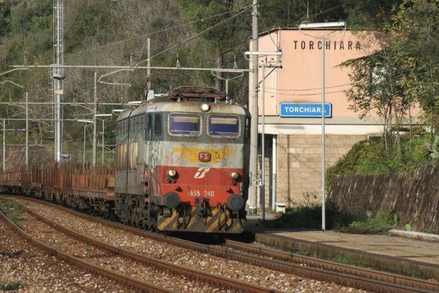 Zwei sichtlich gut gelaunte Jungs treiben ihre  Bolognesische Volkskunst  die Rampe vom Golf von Salerno hoch in die Berge von Cilento. Auf ihrer Fahrt durch Torchiara grten sie erst ein paar Olivenbauern auf ihre Plantage und dann den Fotografen am Rand der verlassenen Station. An dieser Stelle mchte ich mal auf die Website:
www.e656.net
hinweisen. Hier gibt es Informationen und viele Fotos aller Maschinen mit dem Krokodil.