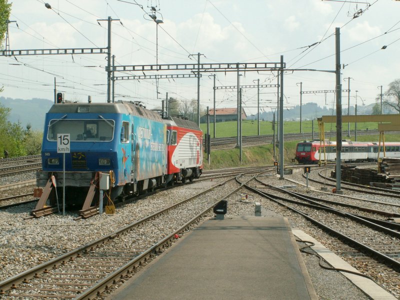 Zwei SOB E-Loks Re 456 abgestellt in Samtagern.22.04.09