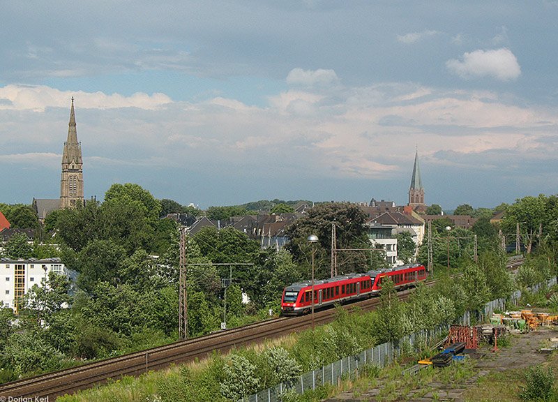 Zwei  Sonder -648 der Ardey-Bahn machen anlsslich der Loveparade 2008 in Dortmund kurz hinter Dortmund Hrde  eine Pause und fahren dann wieder zurck nach Schwerte. Das Teilstck bis zum Hauptbahnhof ist an diesem Tage (19. Juli 2008) fr den normalen Personenverkehr gesperrt.