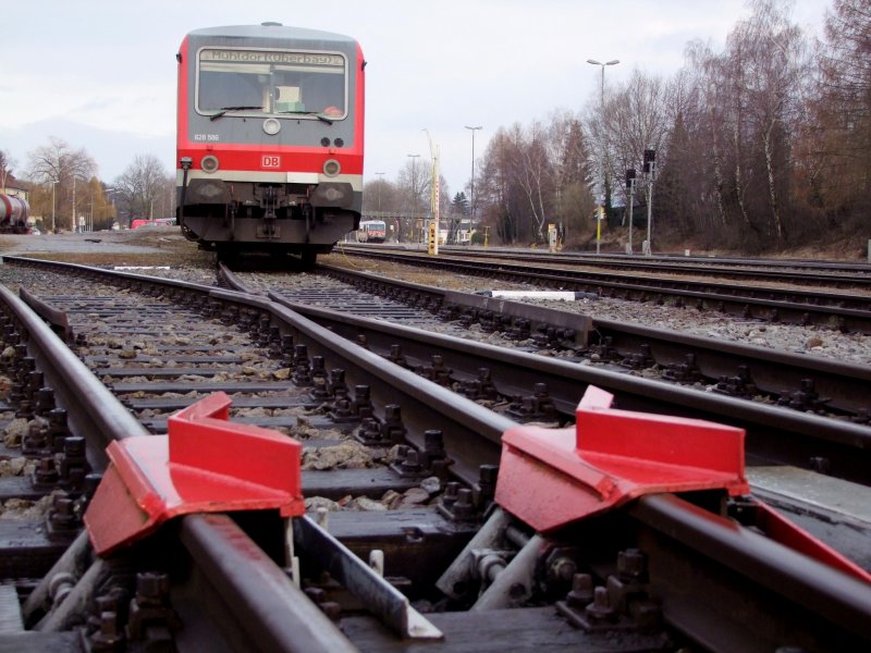 Zwei  Sperrschuhe  , im Hintergrund 628586 (Bhf. Ried i.I.);090326