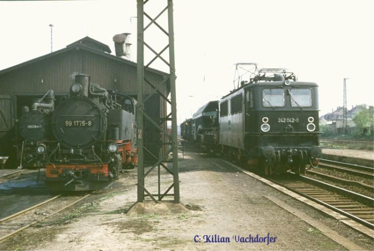 Zwei Spurweiten im Bahnhof Radebeul Ost: 242 042-0 fhrt am 30. April 1973 mit einem Arbeitszug an 99 1784-8 und 99 1775-8 vorbei.














