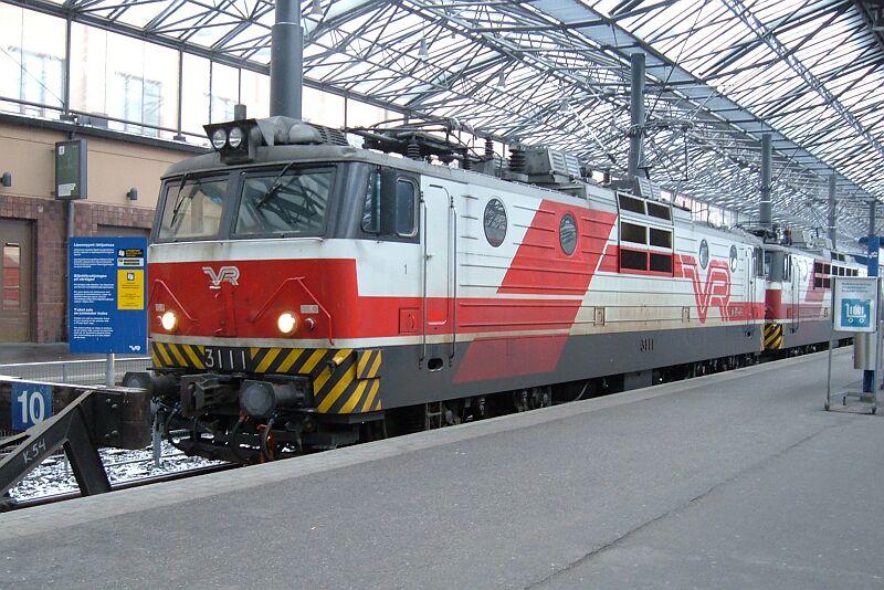 Zwei Sr1, vorn Sr1 3111, sind am 17.01.2006 gerade mit dem Personenzug von St.Petersburg in Helsinki C eingefahren, Zug und Wagen siehe Russland/Wagen/Personenwagen.