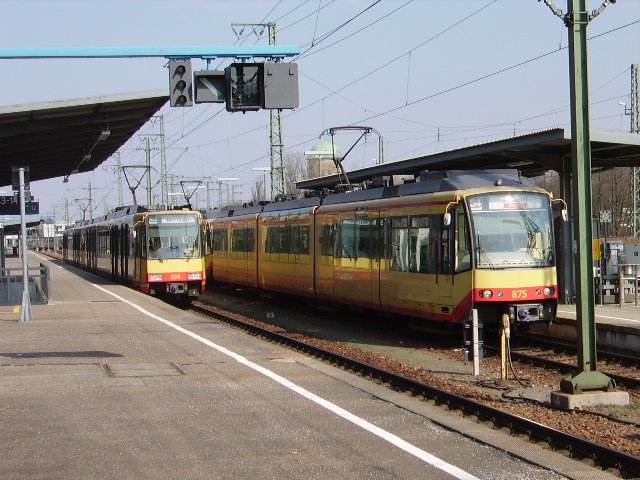 Zwei Stadbahn Zge im Karlsruher Hbf auf den DB Gleisen.