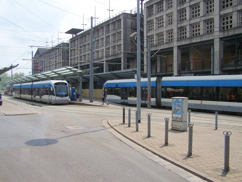 Zwei Stadtbahnwagen der Saarbahn (links 1013 Richtung Siedlerheim, rechts 1006 Richtung Kleinblittersdorf) begegnen sich an der Haltestelle Hauptbahnhof (Stadtbahn) - im Hintergrund zu sehen ist nicht der Hauptbahnhof, sondern das Einkaufszentrum SaarGalerie, das derzeit zu einem riesigen Einkaufszenter umgebaut und erweitert wird (28.07.2008).
