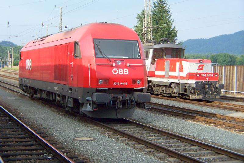 zwei Stars der BB, der flsternde Herkules und die beeindruckende 1163, deren gerumiges Fhrerhaus und berhaupt das Erscheinungsbild faszinieren. (Sommer 2005 Bf Hermagor)