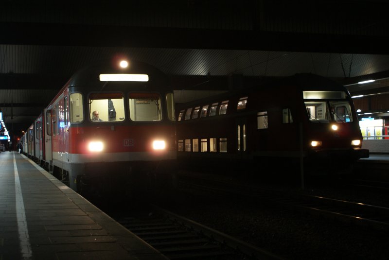 Zwei Steuerwagen am spten Abend in Dsseldorf Hbf