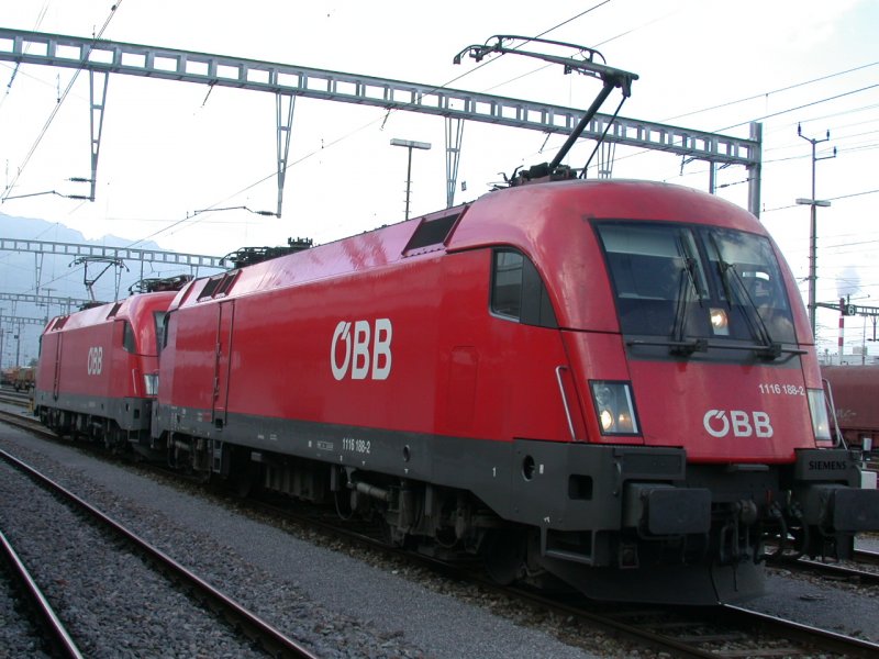 Zwei  Stiere  warten in Buchs SG auf ihren nchsten Einsatz.
1116 188-2 und 1016 017-4 sind am 04.09.2006 zu Besuch in der Schweiz.