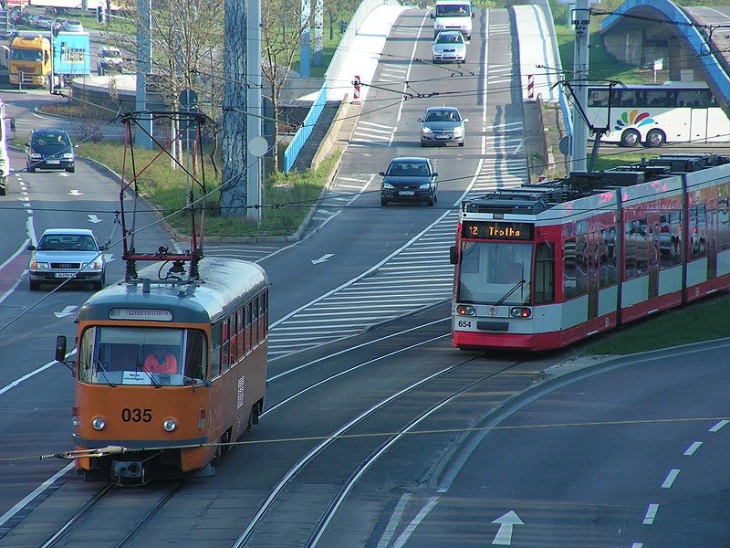 Zwei Straenbahnen auf dem Riebeckplatz in Halle