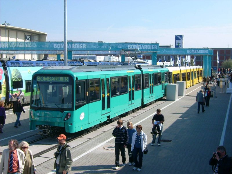 Zwei Straenbahnen von Bombardier auf der Innotrans am 28.09.08. Bei der hinteren handelt es sich um die  Flexity  fr die Berliner Verkehrsbetriebe.