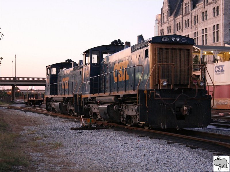 Zwei Switcher (Ragierloks) der CSX stehen am 25. September 2008 in Nashville, Tennessee auf einen Abstellgleis nahe des ehemaligen Personenbahnhofs (im Bild hinten). Es handelt sich um die Loks um die EMD SW1500 Maschinen # 1114 und # 1115 .