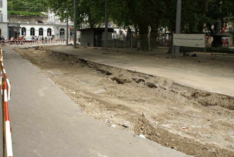 Zwei Tage vor dem Entstehen dieser Aufnahme fuhren hier noch regelmssig Zge der Forchbahn ein und aus. Der Umbau muss allerdings auch zgig vorangehen, da die Forchbahn in fnf Wochen wieder normal verkehren sollte. Stadelhofen, 12.7.09.

