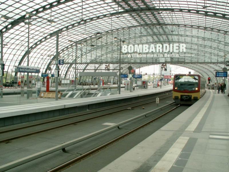 Zwei Tage vor der offiziellen Erffnung ist der neue Hauptbahnhof noch leer,berall wird noch letzte Hand angelegt.Nur der S-Bahn Bahnsteig ist in Betrieb.24.05.06