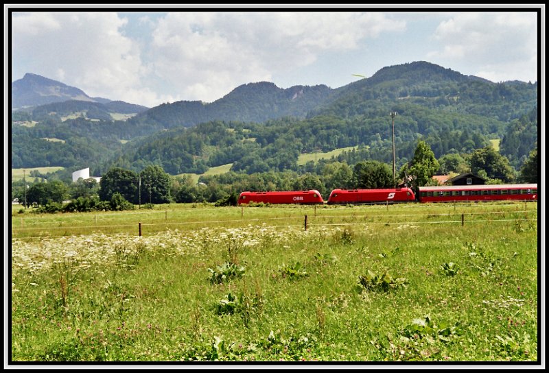 Zwei Tarus-Loks fahren im Juni 2005 mit einem OEC nach Wien Westbahnhof. Aufgenommen bei Niederaudorf.