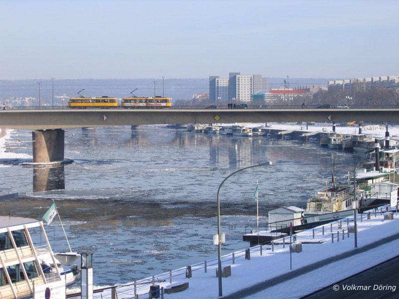 Zwei Tatra-Triebwagen auf der Carolabrcke beim berqueren der Elbe bei Eisgang - 06.02.2006
