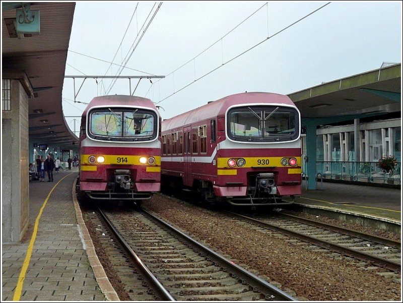 Zwei Taucherbrillen standen am 13.09.08 im Bahnhof von Sint Niklaas, die eine kommt aus Antwerpen Centraal, die andere kommt aus Lokeren und fhrt nach Antwerpen Centraal. (Jeanny) 