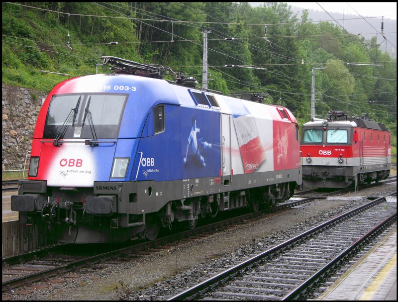 Zwei Tfz stehen im Regen.
Frankreich 1116-003 und 1044-103.
Leoben 16.06.2009 