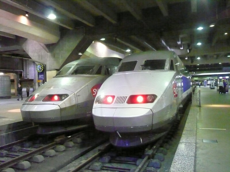 Zwei TGV Atlantique stehen am 28.2.2008 im Gare Montparnasse