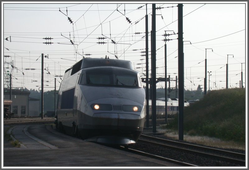 Zwei TGV Treffen in Frasne ein. Der Vordere fhrt weiter ber Vallorbe nach Lausanne. Der Hintere ist einer der letzten TGV nach Zrich via Les Verrires, Ab 10.06.2007 verkehrt er nur noch bis Bern, da Zrich ber den TGV Est via Basel an Paris angeschlossen wird. (05.06.2007)