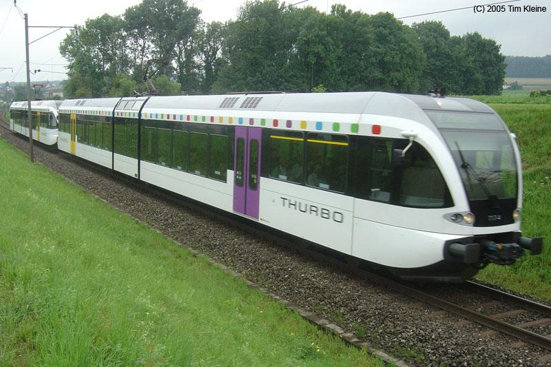 Zwei Thurbo GTW fahren am 02.08.2005 als Nahverkehrszug von Romanshorn nach Schaffhausen.