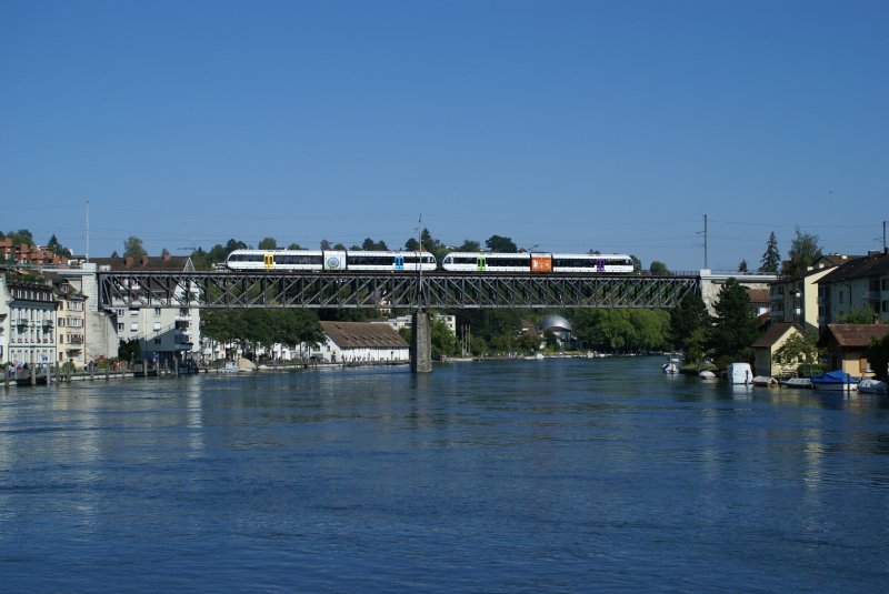 Zwei Thurbo-GTW's berqueren am 12. August 2007 die Rheinbrcke bei Feuerthalen.