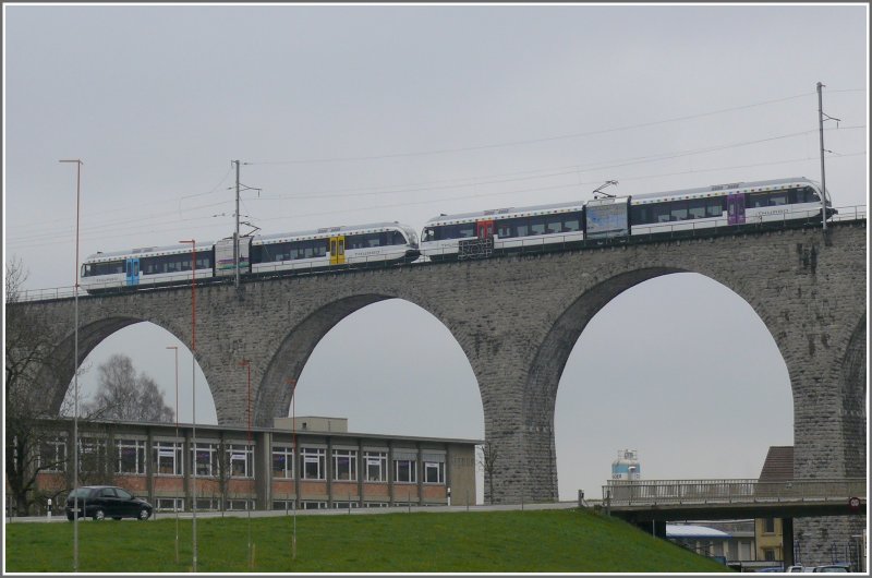 Zwei Thurbo RABe 526 GTW berqueren den Viadukt in Herisau. (17.04.2008)