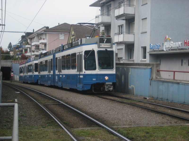 Zwei Tram 2000 der Linie 7 verlassen soeben den Tunnel und erreichen die Haltestelle Schwammendingerplatz. Das vordere Tram ist der Be 4/6 2063. (30.September 2008)