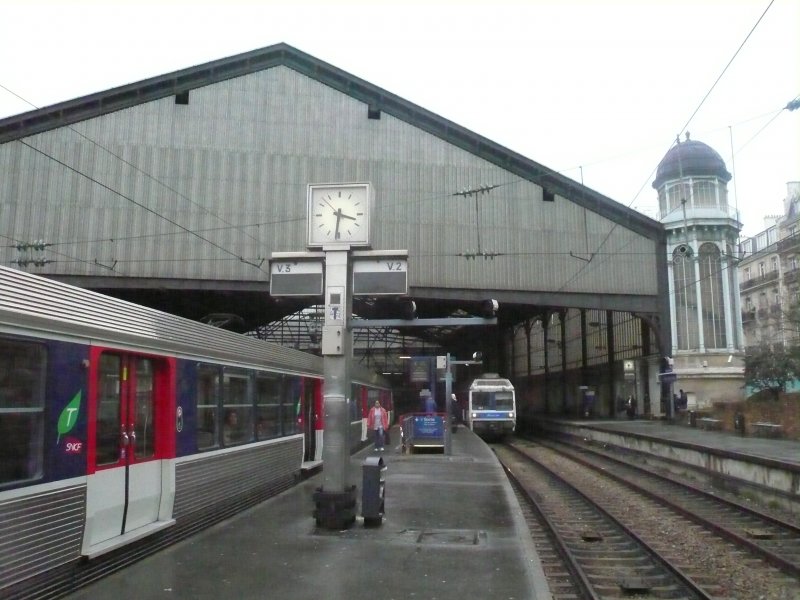 Zwei Transilien Regionalzug am 28.2.2008 im Gare Saint-Lazare auf Gleis 2 und 3