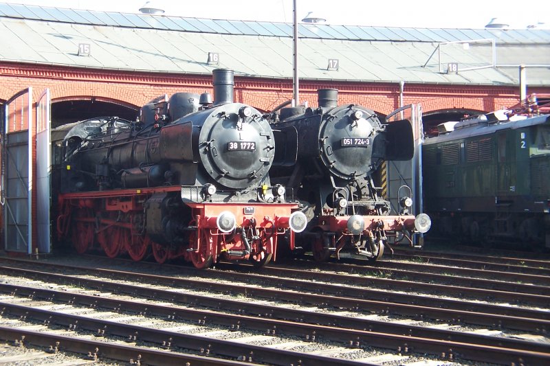 Zwei treue Seelen in Siegen - die 38 1772 und die 051 724-3, friedlich nebeneinander an der Seite einer E44. Die P8 habe ich auch auf der Drehscheibe als Video. Siegen, 08.04.07