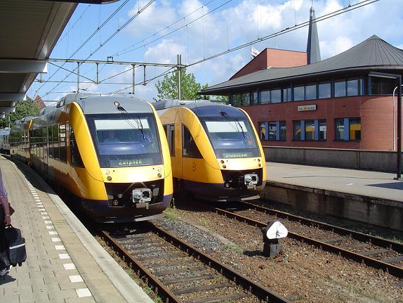 Zwei Triebfahrzeuge von Syntus in Bahnhof Zutphen (NL)