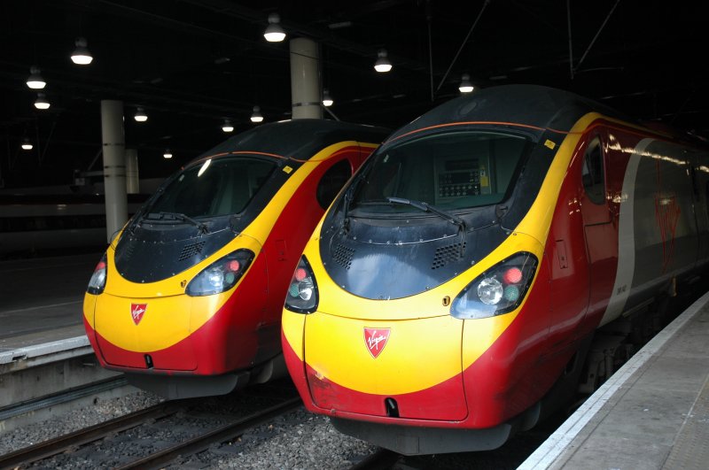 Zwei Triebkpfe Class 390 der Bahngesellschaft  Virgin  im Bahnhof London Euston, aufgenommen am 28.3.2006. 