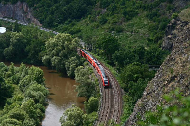 Zwei Triebwagen der Baureihe 612 vom Betriebshof Kaiserslautern sind am 5. Juli 2009 unterwegs als RE 3337 von Saarbrcken nach Mainz und konnten dabei bei Schlossbckelheim fotografisch festgehalten werden.