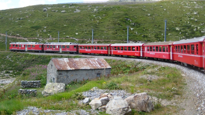 Zwei Triebwagen der Baureihe ABe 4/4 II auf der Berninabahn. Dank der offenen Aussichtswagen, kann man auch whrend der Fahrt gut aus dem Zug fotografieren. 18. August 2009.
