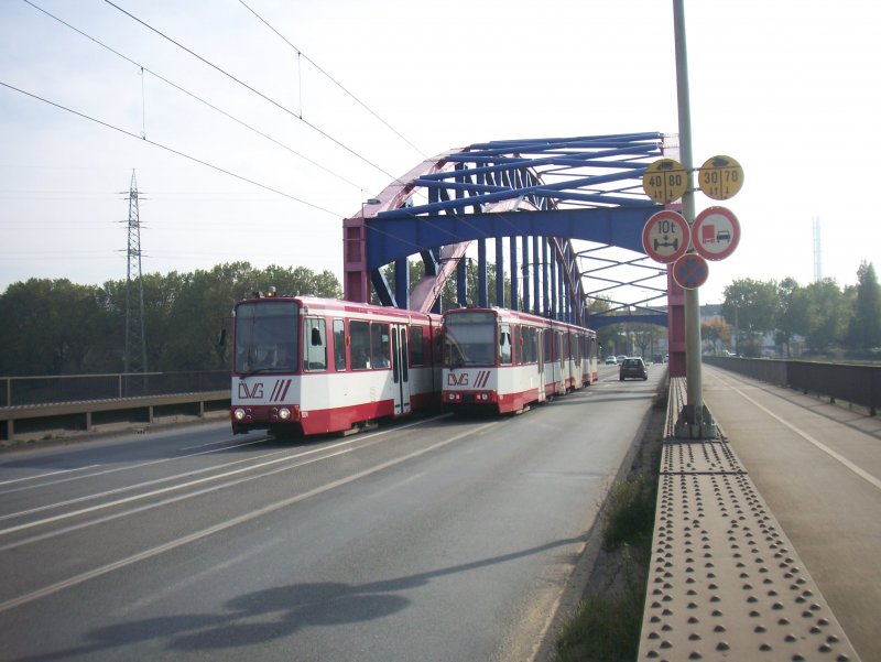 Zwei Triebwagen der DVG begegnen sich am 18 Oktober 2008 auf der Oberbrgermeister-Lehr-Brcke in Duisburg.