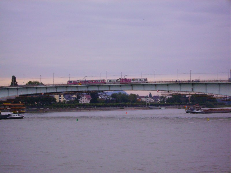 Zwei Triebwagen der Linie 66 berqueren den Rhein in Richtung bonner Innenstadt. 02.09.07