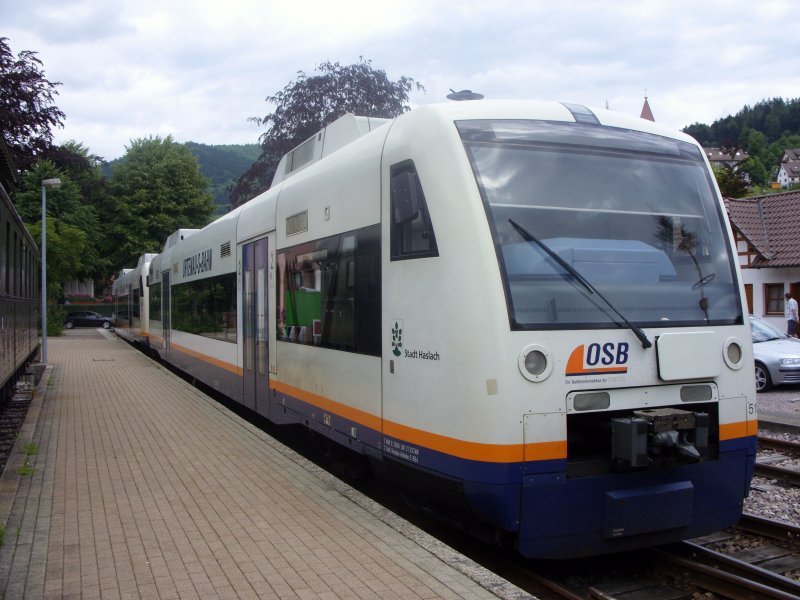 Zwei Triebwagen der Ortenau S-Bahn warten am 3.8.2009 in Ottenhfen im Schwarzwald auf die Abfahrt nach Achern.