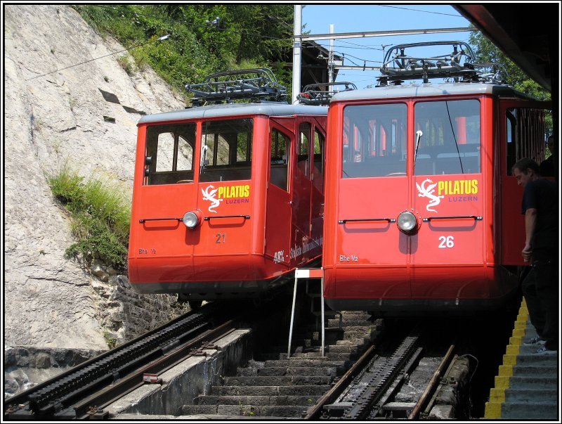 Zwei Triebwagen der Pilatus Bahn in der Talstation in Alpnachstad, aufgenommen am 19.07.2007. Der Gleiswechsel der Fahrzeuge erfolgt mit einer kleinen Schiebebhne, die hier in diesem Bild nicht zu sehen ist.