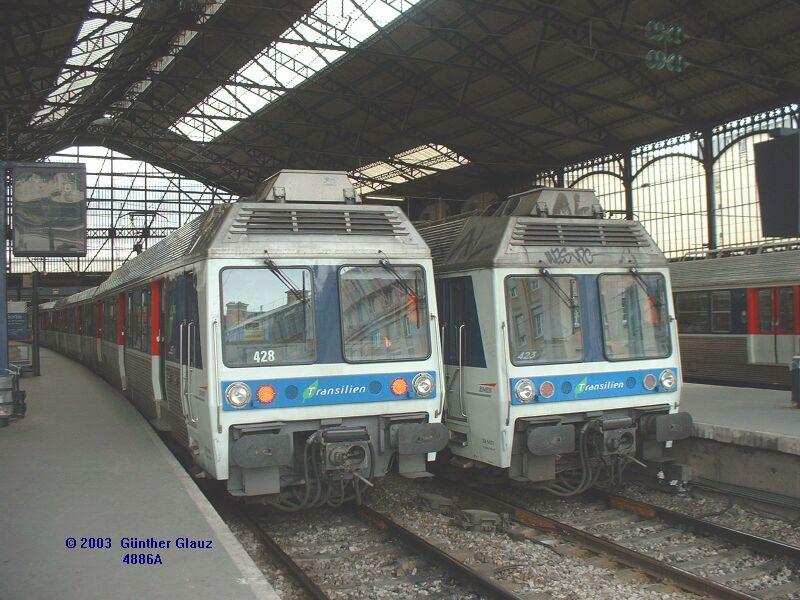 Zwei Triebzge, 428 und 423, Transilien am 11.05.2003 in Paris St.Lazare.