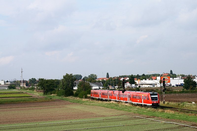 Zwei Triebzge der Baureihe 612 fahren am 15. August 2008 als RE 3861 von Mainz nach Karlsruhe. Die Aufnahme entstand bei Bobenheim.