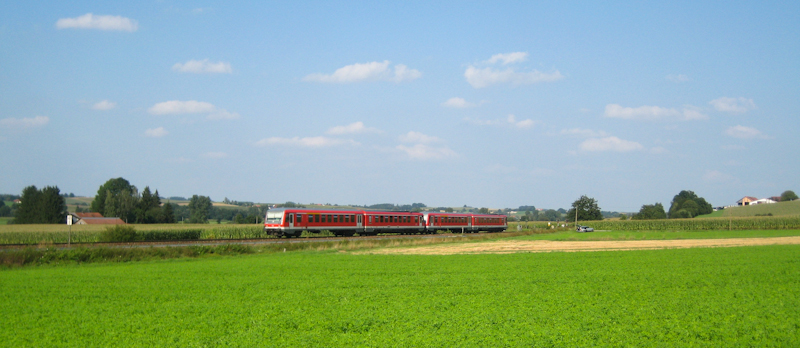 Zwei Triebzge der Baureihe 628 am Bahnbergang  Wampeltsham  an der Bahnstrecke Mnchen <-> Mhldorf. 27. August 2009.