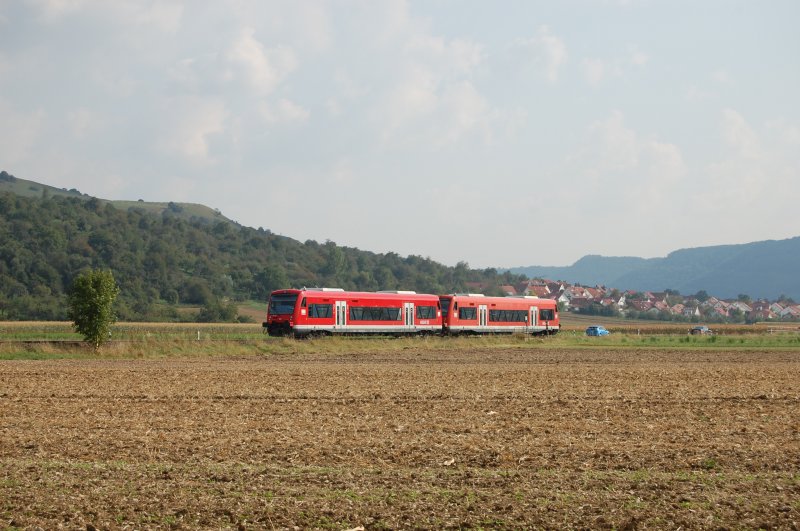 Zwei Triebzge der BR 650 sind am 10.9.2009 zwischen Dettingen und Owen als RB nach Oberlenningen unterwegs. Obwohl die Strecke hier ca. 3-4 km nur geradeaus geht, liegt die Hchstgeschwindigkeit nur bei 50-60 km/h.