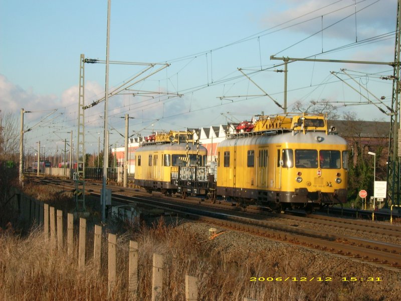 Zwei Turmtriebwagen der Baureihe 701 sind am 12.12.06 unterwegs. Fotografiert in Delitzsch; im Hintergrund ist das Ausbesserungswerk Delitzsch zu sehen.