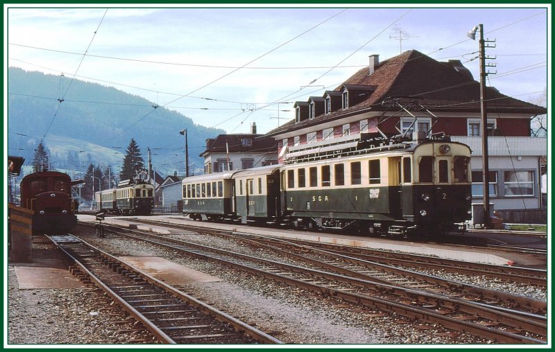 Zwei typische SGA Zge warten in Appenzell fr die Fahrt ber Gais nach St.Gallen. ABDeh 4/4 2 und 1 mit je einem 2.Klasse Wagen und einem Gepckwagen. (Archiv H.Graf Mai 1977)