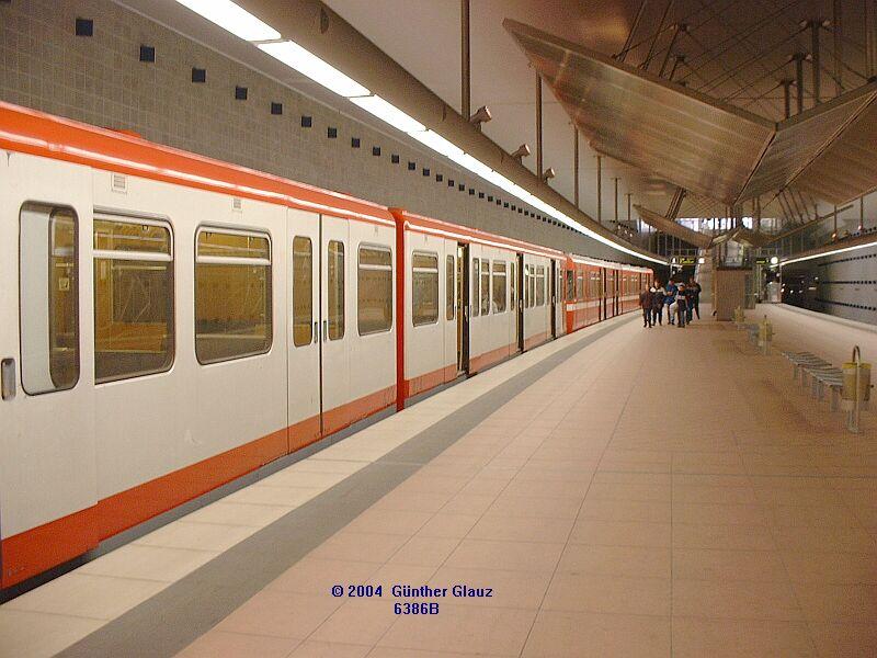 Zwei U-Bahn-Zge (Doppeleinheit) in wei-roter und roter Lackierung am 07.02.2004 in der Station Frth Stadthalle.