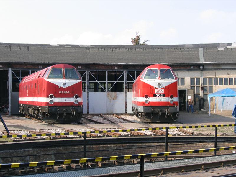 Zwei  U-Boote  1984 gebaut in Rumnien: 229 188 und MEG 302 ( ex 229 173 ) vor dem Lokschuppen in Weimar - 09.10.2005
