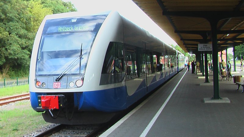 Zwei UBB Triebwagen stehen in Heringsdorf zur Fahrt nach Ahlbeck. Ein dritter Triebwagen koppelt gerade hinten an.