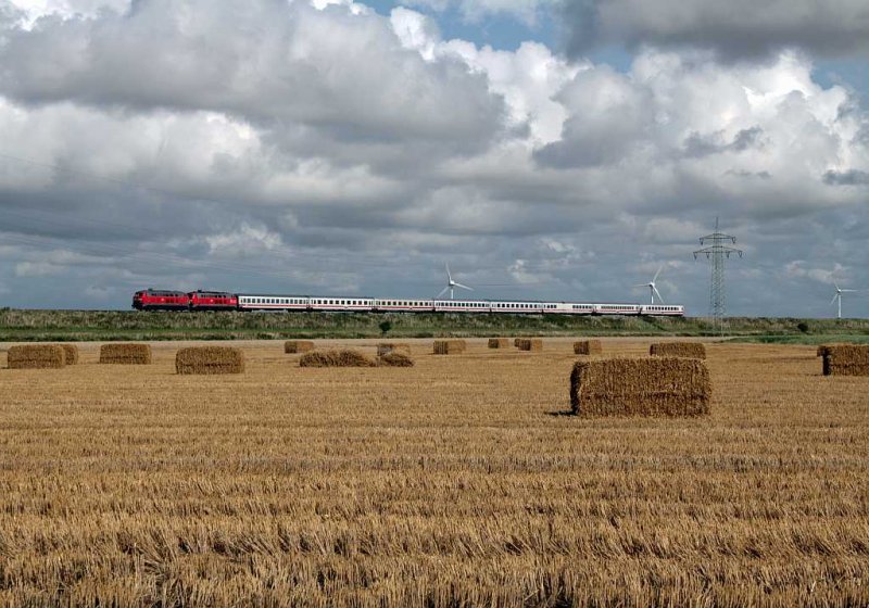 Zwei unbekannte 218 befrderten am 13.8. einen IC nach Westerland, hier auf dem Hinenburgdamm.
Frher befand sich am Standpunkt noch Watt, durch Eindeichung ist das jedoch Geschichte.
