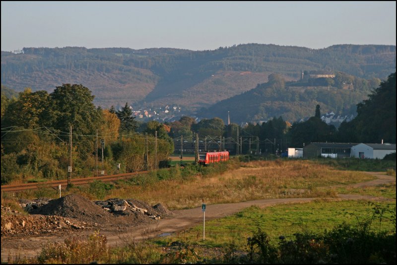 Zwei unbekannte 426er fahren als RE16 (RE 29687)  RUHR-SIEG-EXPRESS  durch das Tal bei Hohenlimburg Richtung Siegen. (06.10.07)