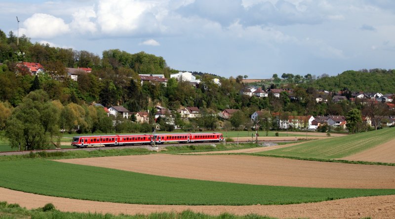 Zwei unbekannte 628 sind am 02.05.08 als RE 18335 von Heidelberg nach Heilbronn bei Hoffenheim unterwegs.