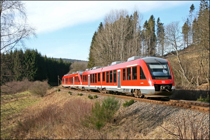 Zwei Unbekannte 648er rollen als RE57 (RE 29558)  Dortmund-Sauerland-Express , von Winterberg (Westf) nach Dortmund Hbf, die Steigung Richtung Bestwig hinunter. (26.01.2008)