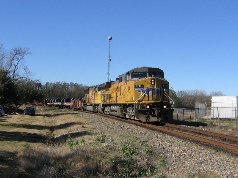 Zwei Union Pacific Loks mit einem Gterzug am 20.1.2008 in Spring (bei Houston, Texas).